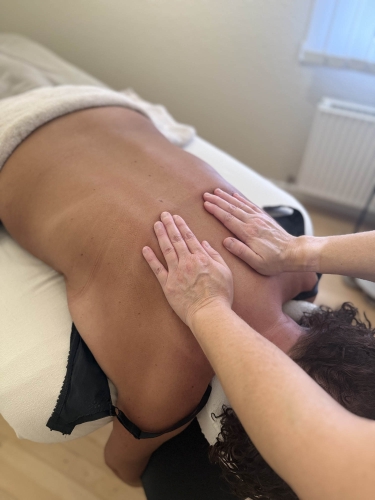 Massage i Odense N – massør udfører rygmassage hos Din krop i balance