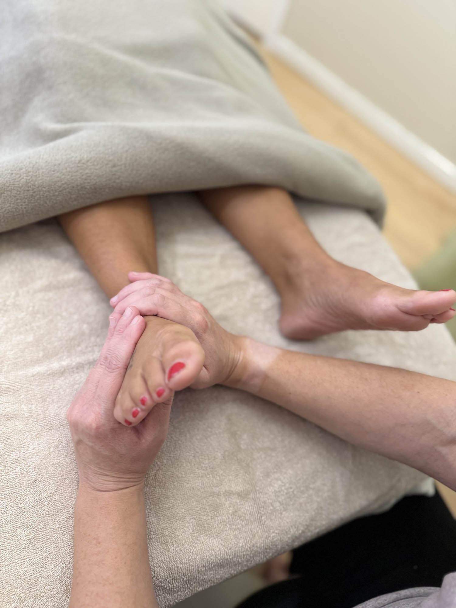 Massage af fod og ankel udført af massør i Odense nær Tarup, Søndersø og Otterup